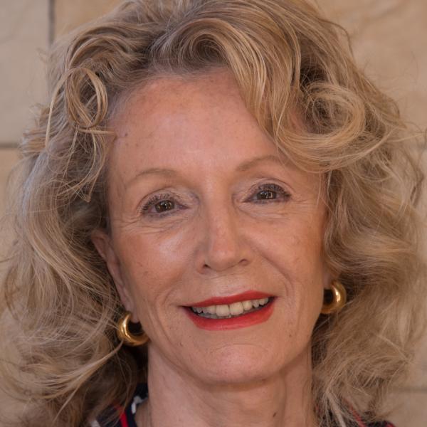 Dr. Andréa Neves