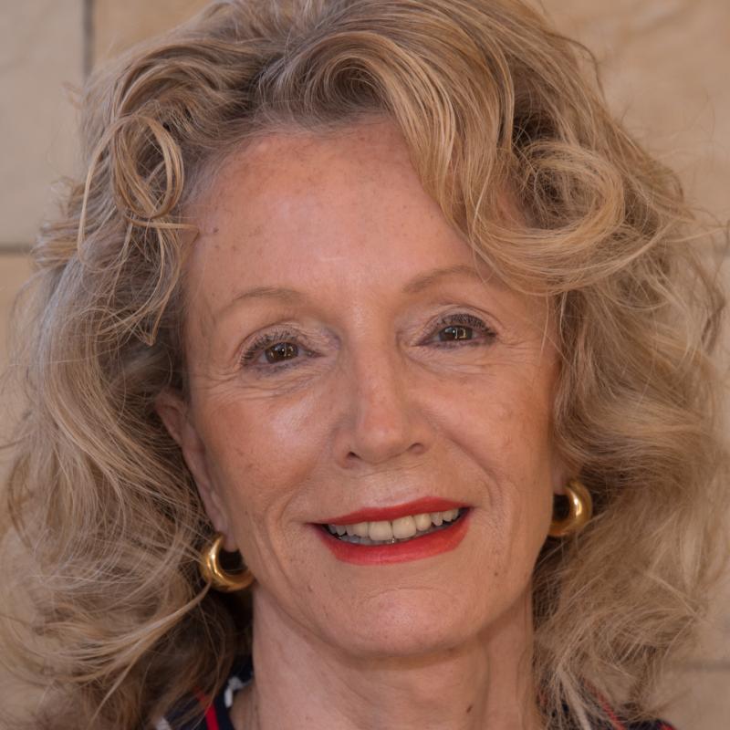 Dr. Andréa Neves